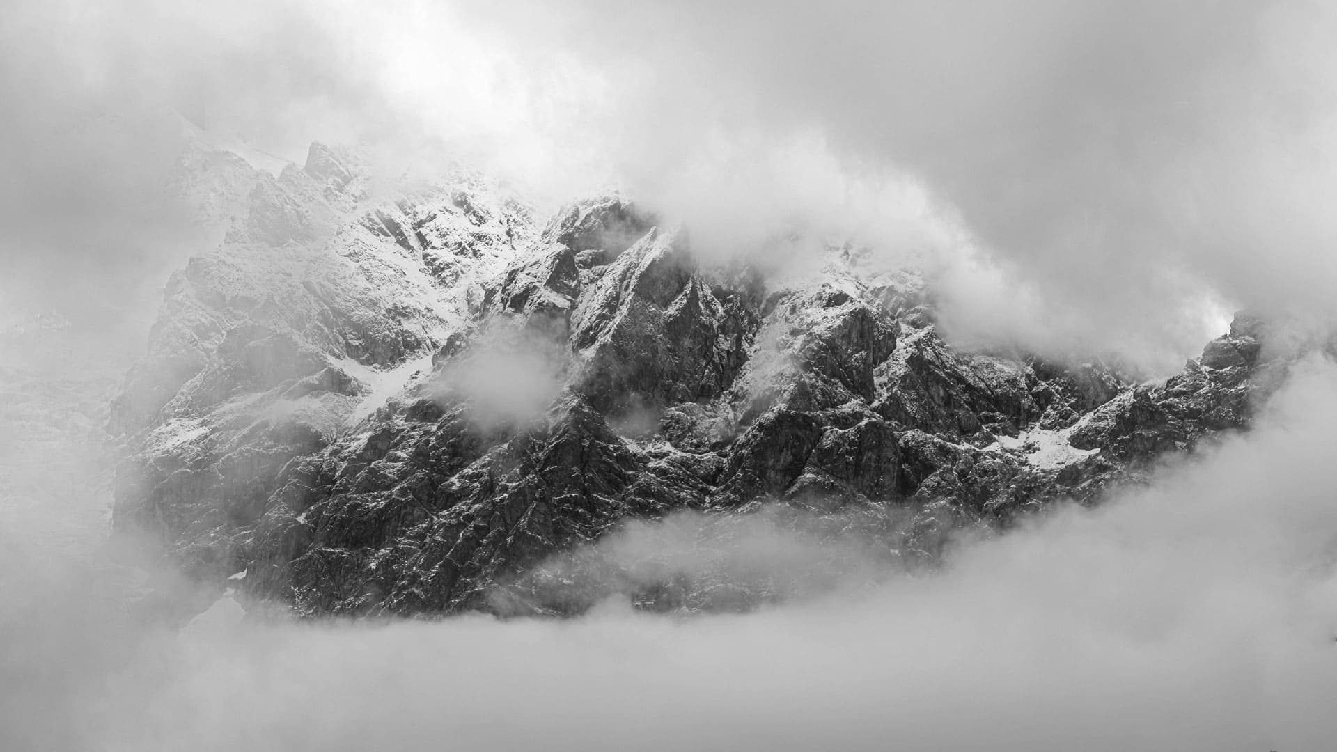 Montaña nevada en blanco y negro