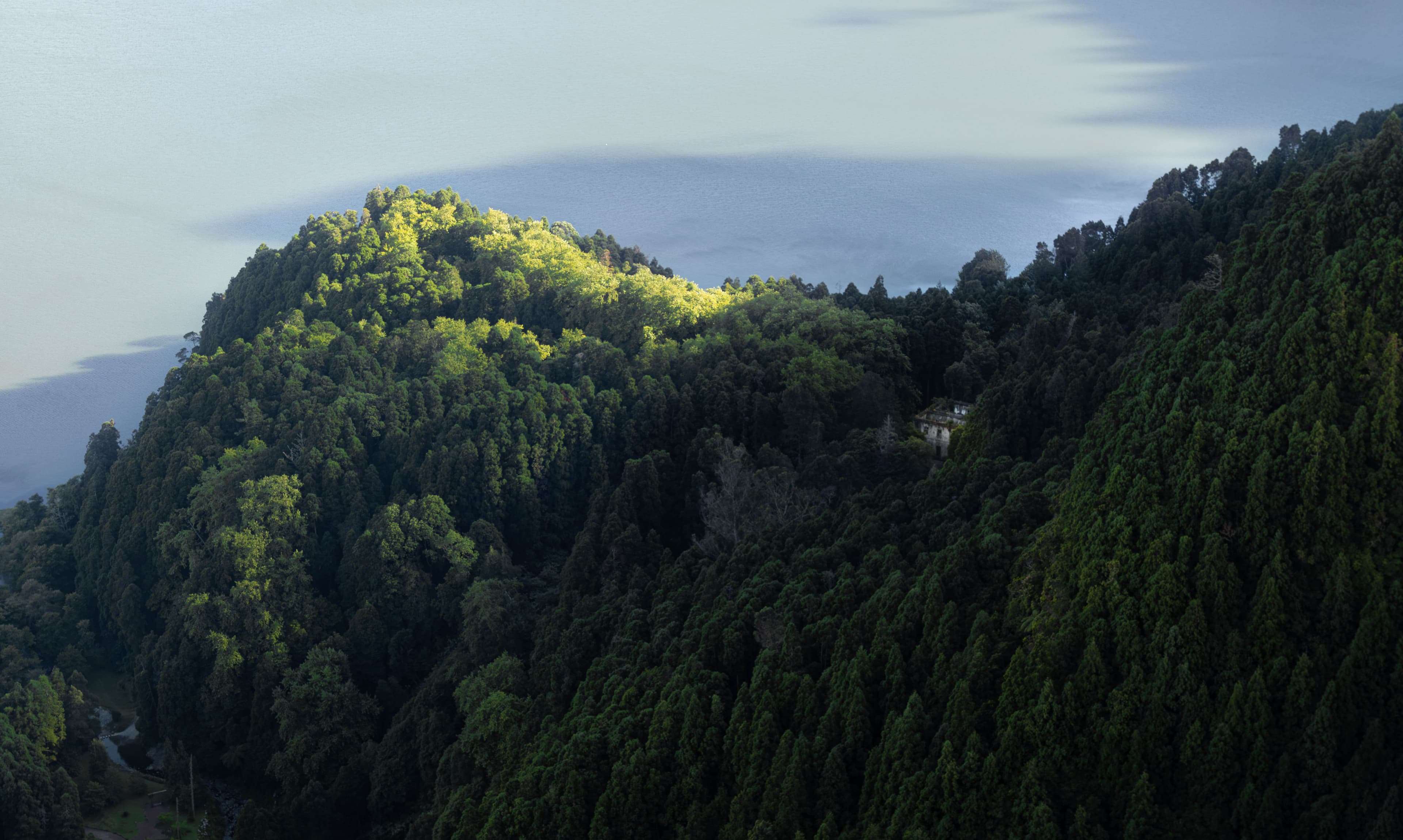 Colina verde iluminada