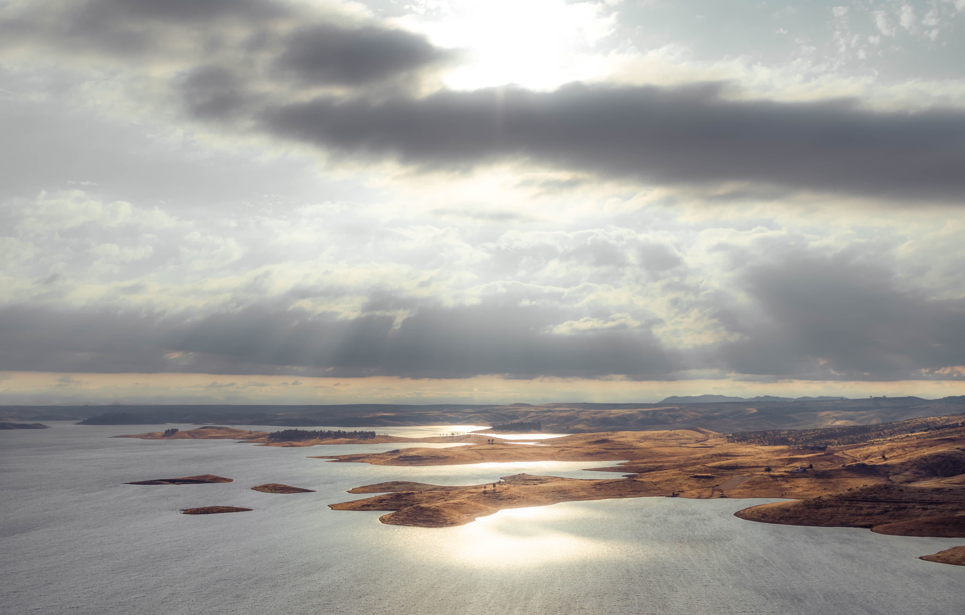 Rayos de sol sobre el agua