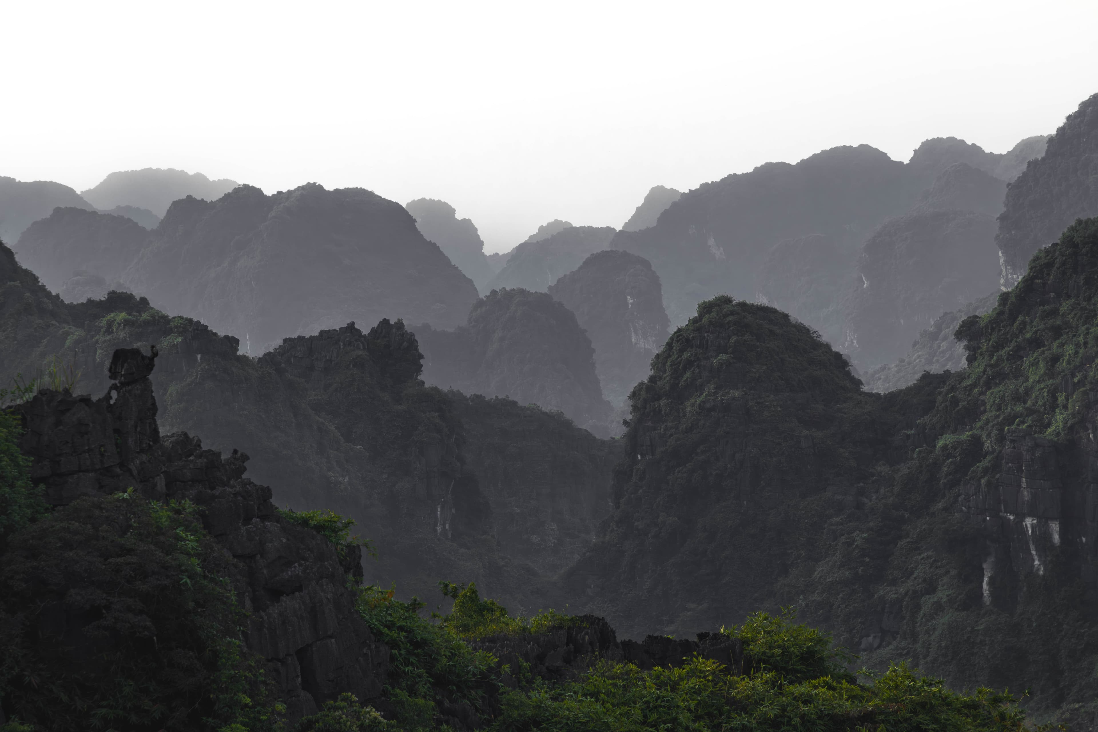 Montañas kársticas oscuras
