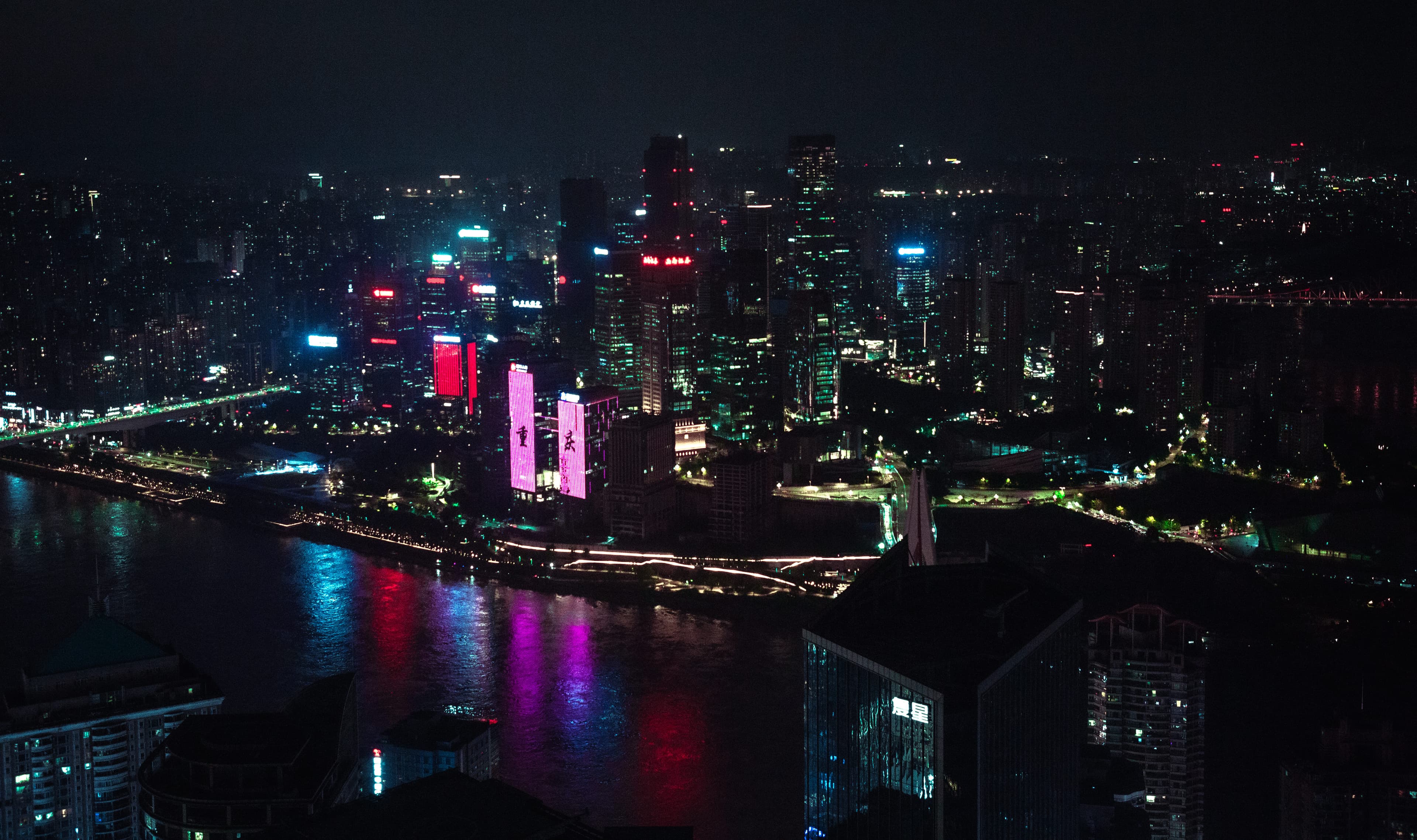 Ciudad de noche con luces de neón
