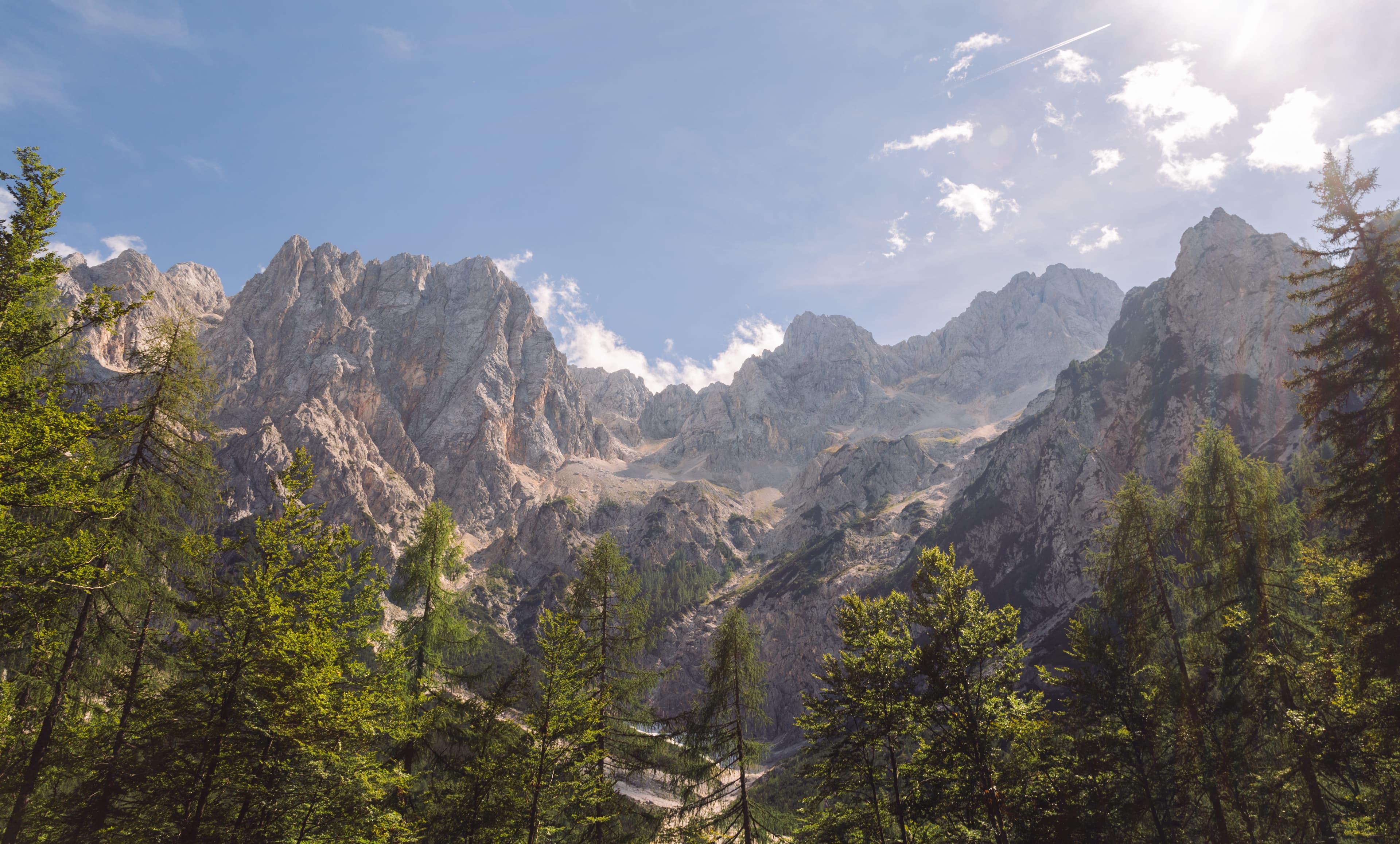 Picos de montaña rocosos